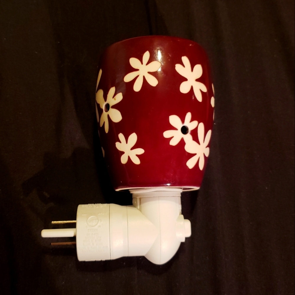 Scentsy Wall Plug In (Bulb NOT Included) USED